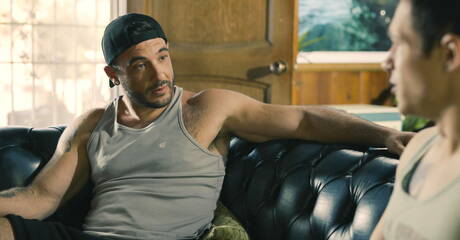 Der amerikanische Twink Jayden Marcos und der attraktive Ian Holms lutschen und vögeln sich gegenseitig