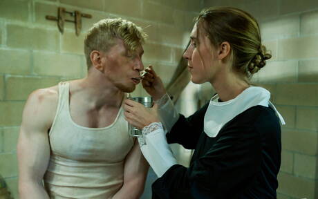 Heiße Amerikaner, der starke Bulle Jesse Stone und die muskulöse Lucca Mazzi ficken nach dem Schwanzlutschen