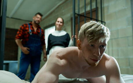 Heiße Amerikaner, der starke Bulle Jesse Stone und die muskulöse Lucca Mazzi ficken nach dem Schwanzlutschen