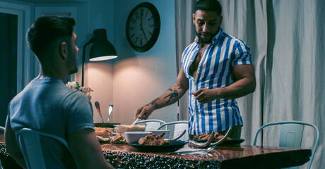 Zwei amerikanische Jungs, der gut gebaute Nico Coopa und der muskulöse Brock Banks, haben draußen einen guten Analsex