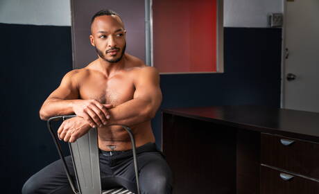 Os garotos sensuais Adrian Hart, Dillon Diaz e Joey Mills fazem sexo anal interracial a três