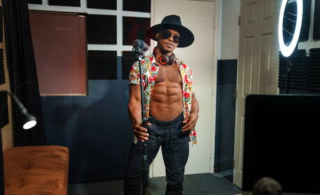 Amerykańskie gwiazdy, muskularny Michael Delray i superogier Adrian Hart uprawiają gorący seks międzyrasowy