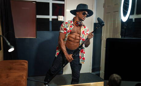 Amerykańskie gwiazdy, muskularny Michael Delray i superogier Adrian Hart uprawiają gorący seks międzyrasowy