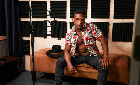 Amerykańskie gwiazdy, muskularny Michael Delray i superogier Adrian Hart uprawiają gorący seks międzyrasowy