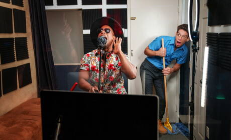 Amerykańskie gwiazdy, muskularny Michael Delray i superogier Adrian Hart uprawiają gorący seks międzyrasowy