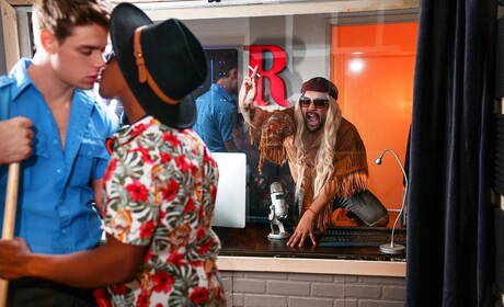 Amerykańskie gwiazdy, muskularny Michael Delray i superogier Adrian Hart uprawiają gorący seks międzyrasowy