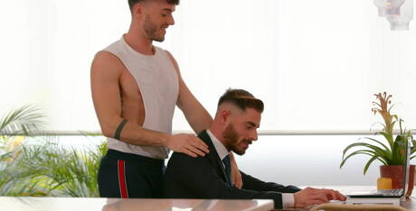 Der muskulöse Spanier Manuel Reyes und die bullige Santana haben sich in der Küche gegenseitig gebumst