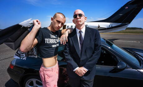 Hete Amerikaanse jongens, jonge kerel Theo Brady en gespierde Kyle Connors neuken elkaar in de kont na een pijpbeurt in de buitenlucht