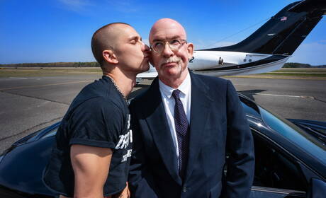 Il giovane ragazzo americano Theo Brady e il muscoloso Kyle Connors si scopano il culo dopo un pompino all