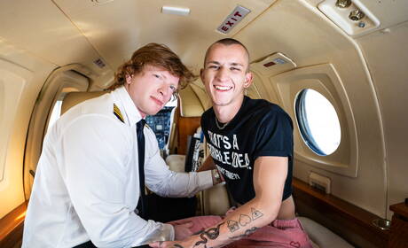 Il giovane ragazzo americano Theo Brady e il muscoloso Kyle Connors si scopano il culo dopo un pompino all