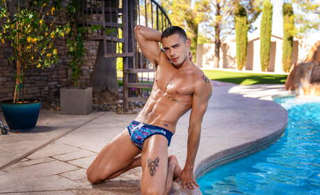 波多黎各帥哥 Ashton Summers 和美國健壯的 Reese Rideout 在泳池上演火熱的同性戀情