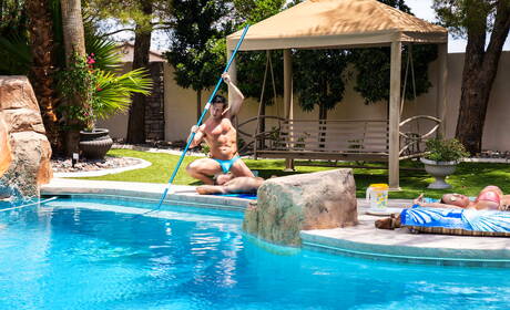 Puerto Ricaanse hengst Ashton Summers en gespierde Amerikaanse Reese Rideout in hete homoseksuele actie in het zwembad