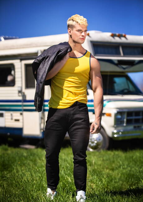 加拿大健美運動員 Malik Delgaty 和加拿大健美運動員 Jeremy London 在戶外享受激情性愛