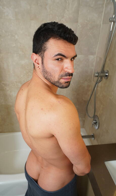 Pretty american boys otter Ty Mitchell and stud Ian Greene love each other in bathroom
