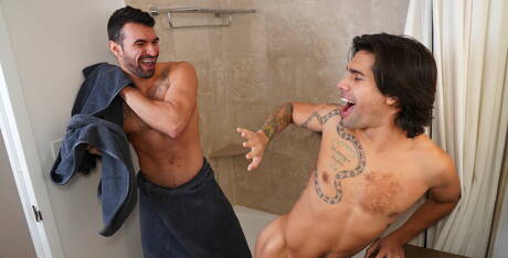 Mooie Amerikaanse otterjongens Ty Mitchell en hengst Ian Greene zijn verliefd op elkaar in de badkamer