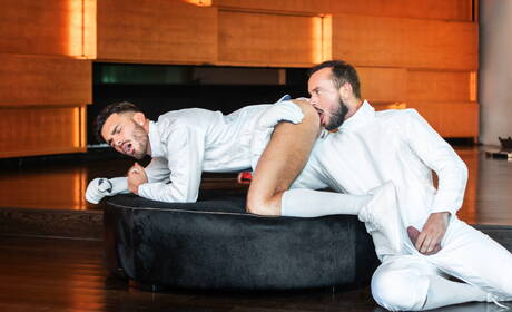 O latino Pol Prince e o urso português Sir Peter fodem a bunda depois do boquete