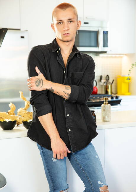 De aardige Amerikaanse hengst Grant Ryan en twink Theo Brady hebben anale seks in de keuken