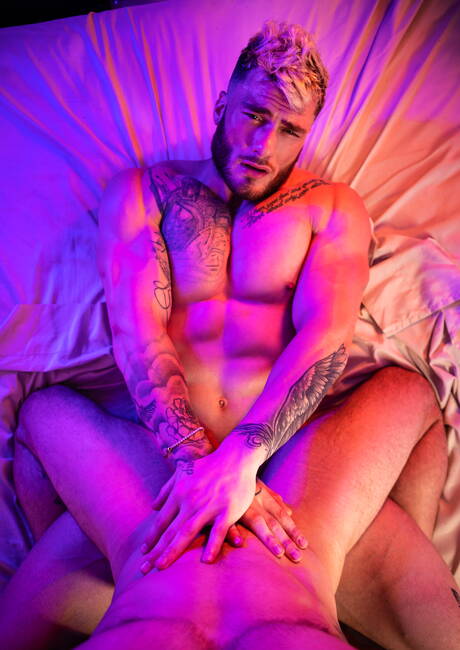 Canadian hunky guy William Seed and canadian hunky guy Jeremy London have anal sex