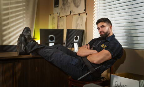 Gorący amerykańscy muskularni faceci Adrian Hart i silny byk Nick La w gorącym międzyrasowym seksie analnym