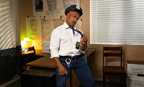 Gorący amerykańscy muskularni faceci Adrian Hart i silny byk Nick La w gorącym międzyrasowym seksie analnym