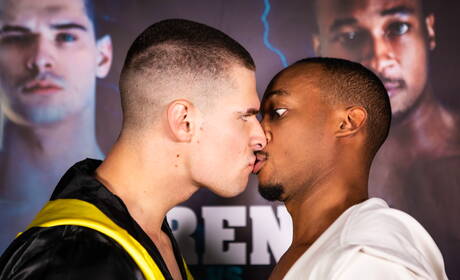 Zwarte gespierde man Trent King en Canadese bodybuilder Malik Delgaty in hete interraciale anale seks