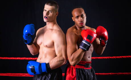 Zwarte gespierde man Trent King en Canadese bodybuilder Malik Delgaty in hete interraciale anale seks