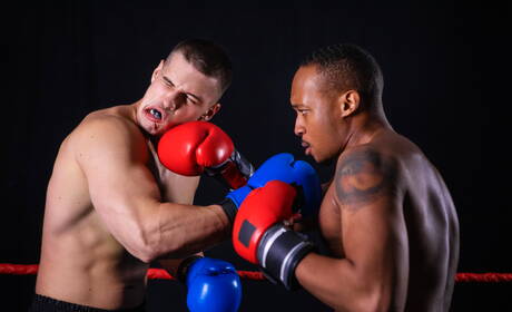 Zwarte gespierde man Trent King en Canadese bodybuilder Malik Delgaty in hete interraciale anale seks