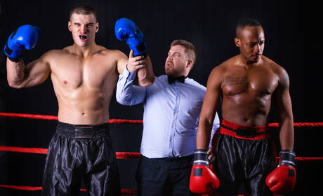 Zwarte gespierde man Trent King en Canadese bodybuilder Malik Delgaty in hete interraciale anale seks