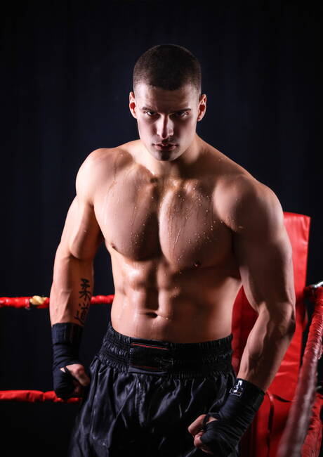 Zwarte gespierde man Trent King en Canadese bodybuilder Malik Delgaty in hete interraciale anale seks