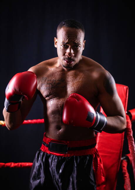 Zwarte gespierde man Trent King en Canadese bodybuilder Malik Delgaty in hete interraciale anale seks