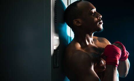 Zwarte gespierde man Trent King en Canadese bodybuilder Malik Delgaty in hete interraciale anale seks