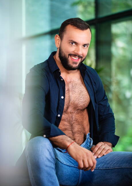 O urso português gostoso Sir Peter e o durão sueco Ruslan Angelo fodem a bunda depois de chupar um pau