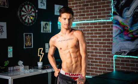 Der junge Russe Lev Ivankov und die junge Kanadierin Sunny D haben guten Analsex