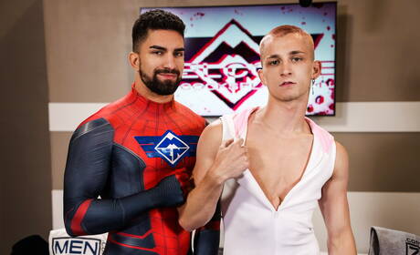 Gorący amerykańscy faceci, piękny chłopak Theo Brady i umięśniony Nick La ruchają tyłek po ssaniu kutasa