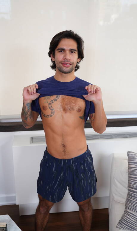 Twee Amerikaanse kerels, knappe Roman Todd en harige hengst Ty Mitchell, zijn dol op elkaar