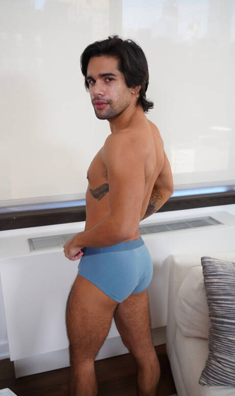 Twee Amerikaanse kerels, knappe Roman Todd en harige hengst Ty Mitchell, zijn dol op elkaar