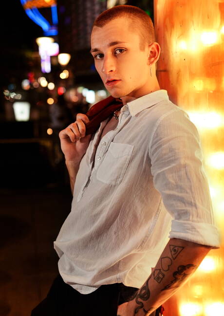 漂亮的美國小夥Theo Brady和帥哥Reese Rideout在浴缸裡吸吮雞巴後操了屁股