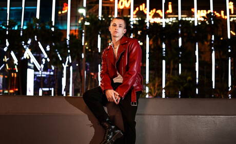 漂亮的美國小夥Theo Brady和帥哥Reese Rideout在浴缸裡吸吮雞巴後操了屁股