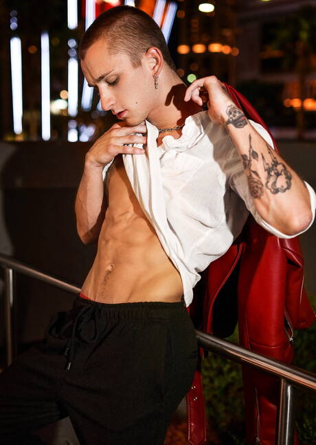 漂亮的美國小夥Theo Brady和帥哥Reese Rideout在浴缸裡吸吮雞巴後操了屁股