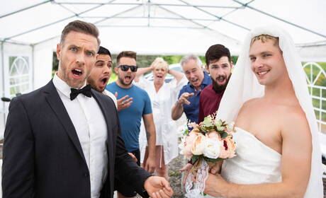 Les mecs sexy Alex Mecum, Malik Delgaty et Benjamin Blue dans une scène de baise à trois en extérieur