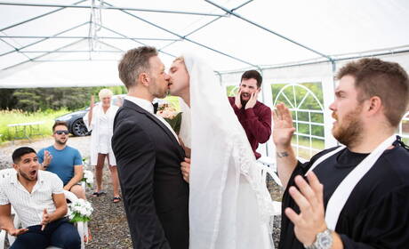 Les mecs sexy Alex Mecum, Malik Delgaty et Benjamin Blue dans une scène de baise à trois en extérieur