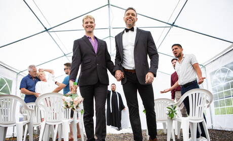 Les mecs sexy Alex Mecum, Malik Delgaty et Benjamin Blue dans une scène de baise à trois en extérieur