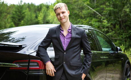 Les mecs sexy Alex Mecum, Malik Delgaty et Benjamin Blue dans une scène de baise à trois en extérieur