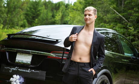 Les mecs sexy Alex Mecum, Malik Delgaty et Benjamin Blue dans une scène de baise à trois en extérieur