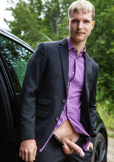 Les mecs sexy Alex Mecum, Malik Delgaty et Benjamin Blue dans une scène de baise à trois en extérieur