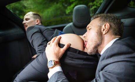 Les mecs sexy Alex Mecum, Malik Delgaty et Benjamin Blue dans une scène de baise à trois en extérieur