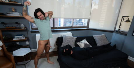 Os famosos americanos, o forte touro Bruce Beckham e a lontra Ty Mitchell têm uma cena de casal quente