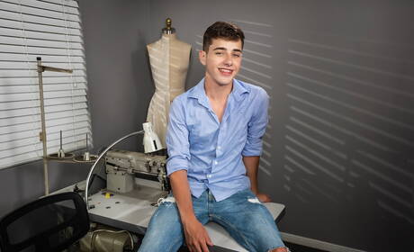 Men.com: Two american dudes young dude Joey Mills and muscular Felix Fox have a hot sex