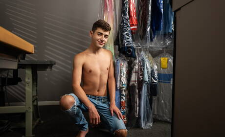 Twee Amerikaanse gasten, de jonge Joey Mills en de gespierde Felix Fox, hebben een hete seksscène.