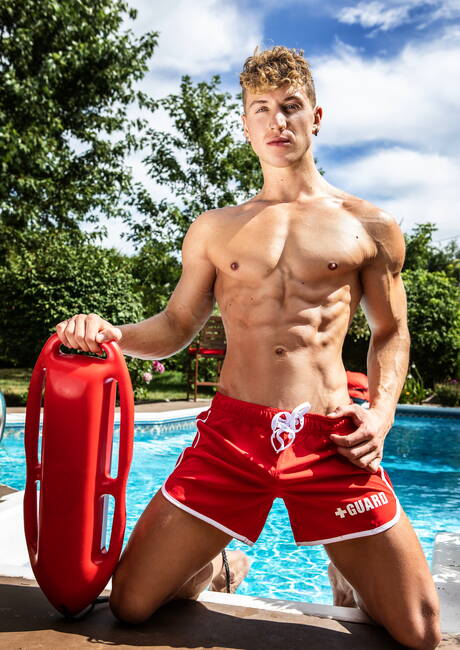 加拿大健美運動員馬利克·德爾加蒂和美國帥哥菲利克斯·福克斯在泳池邊吸吮雞巴後，開始做愛